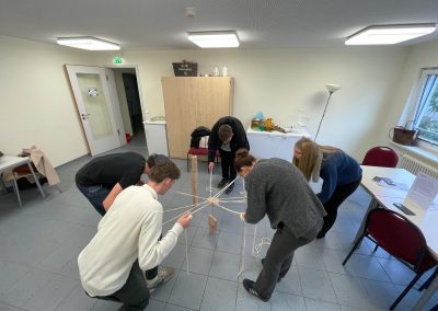 Projekttag FOS24 Schülerinnen und Schüler bauen unter erschwerten Bedingungen einen Turm