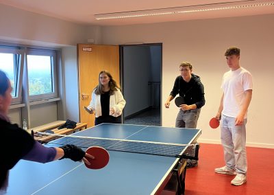 Projekttag FOS24 Schülerinnen und Schüler spielen Tischtennis
