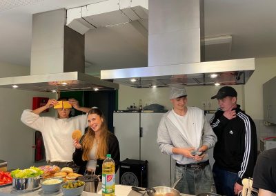 Projekttag FOS24 Schülerinnen und Schüler kochen