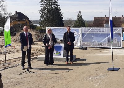 Der Infrastrukturminister, die Bürgermeisterin Frau Saß sowie der Geschäftsführer der HGW auf der Grundsteinlegung