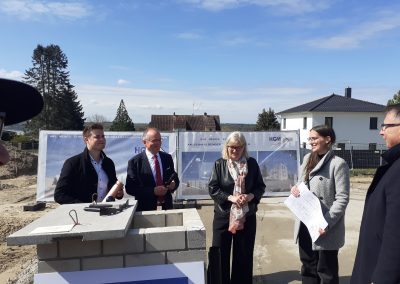 Bei der Grundsteinlegung mit der HGW wird auch eine Zeitkapsel eingemauert