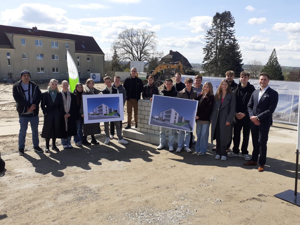 Die Klasse IMK24-1 mit Herrn Forsting und dem Geschäftsführer der HGW auf der Grundsteinlegung