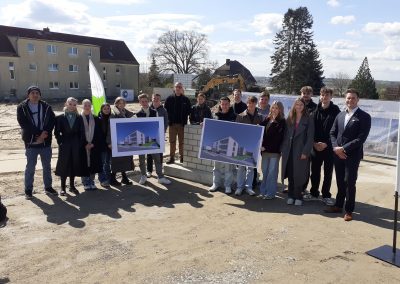 Die Klasse IMK24-1 mit Herrn Forsting und dem Geschäftsführer der HGW auf der Grundsteinlegung