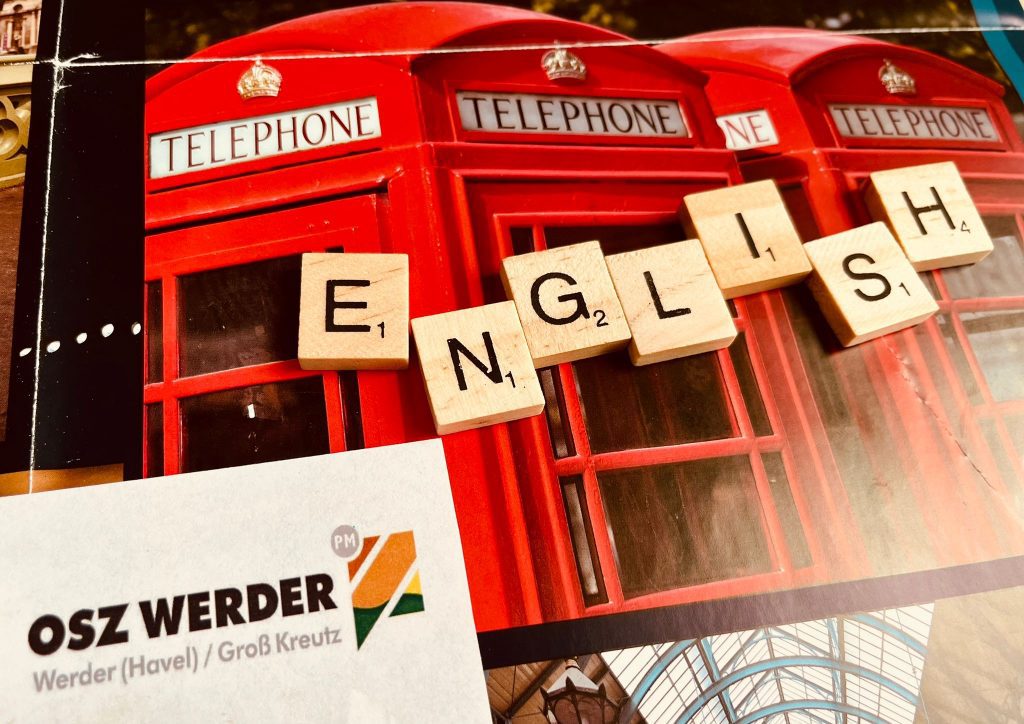 Telefonzellen in London mit einer Visitenkarte des OSZ Werder