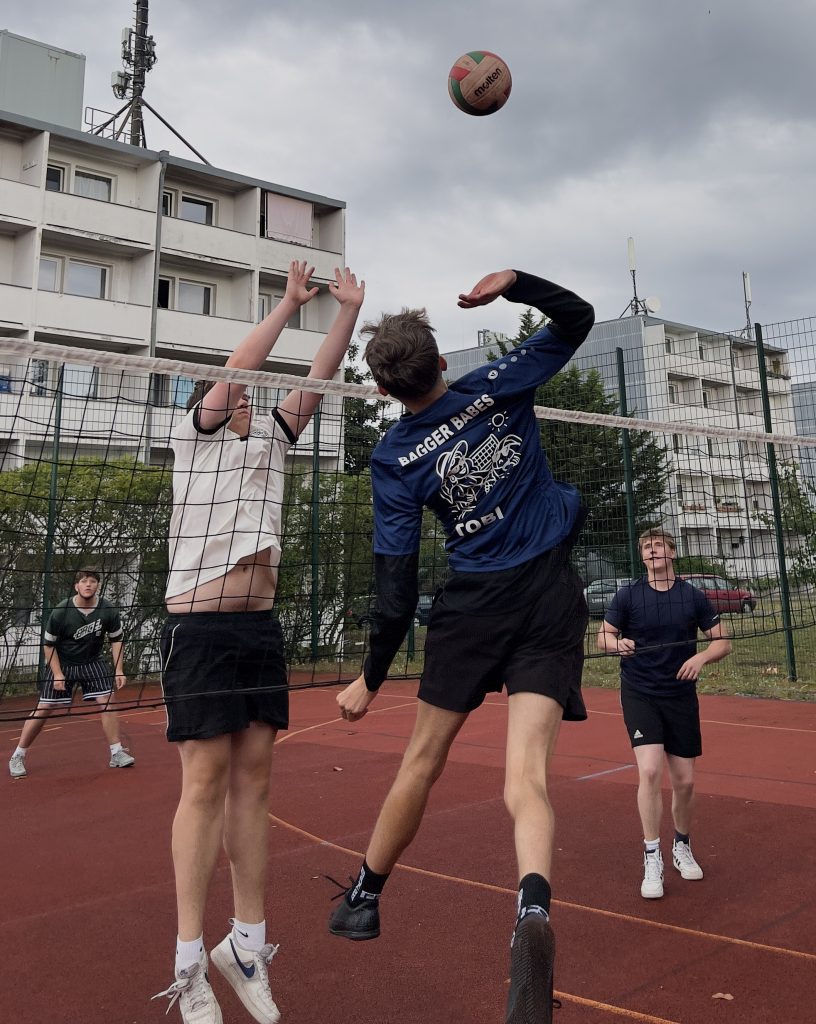 Action beim Volleyball-Turnier