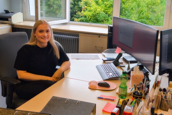 Frau Thiele im Sekretariat