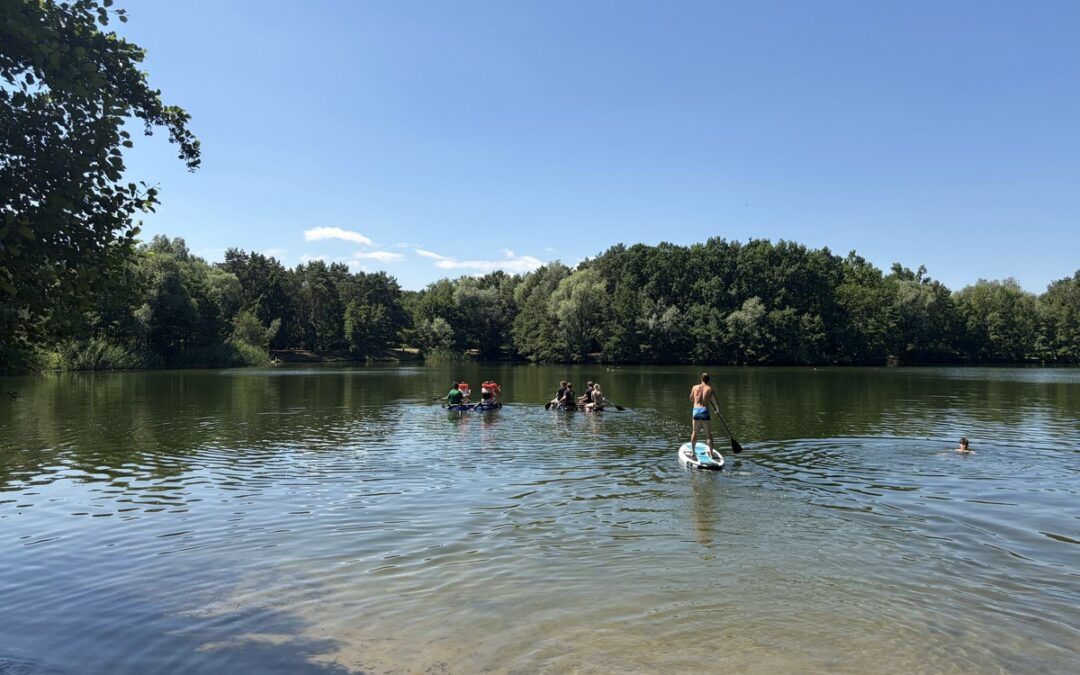 Gemeinsam ans Ziel – Abschlussfahrt der FOS24‑2 beim Floßbau